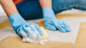 روشی ساده برای پاک کردن لکه های کمپوت گلابی خشک شده روی فرش