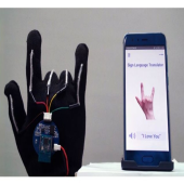 ترجمه زبان اشاره با استفاده از دستکش و گوشی هوشمند + ویدیو